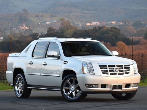 Used 2007 Cadillac Escalade EXT w/ Climate Package image 2