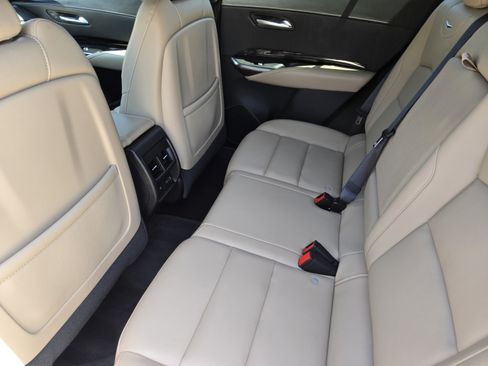 Used 2024 Cadillac XT4 Luxury w/ Cold Weather Package FWD image 27