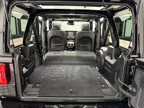 Used 2022 Jeep Wrangler Unlimited Sahara AWD/4WD image 30