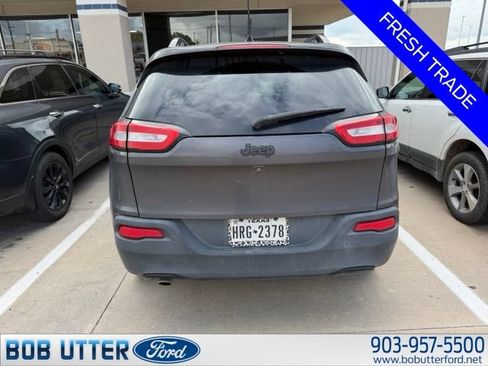Used 2016 Jeep Cherokee Sport FWD image 4