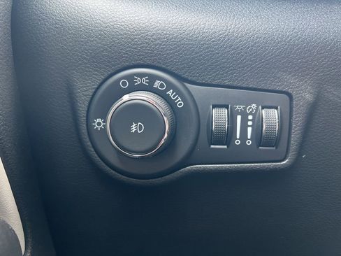 Used 2025 Jeep Compass Limited image 15