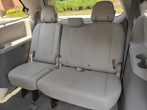 Used 2012 Toyota Sienna XLE image 20