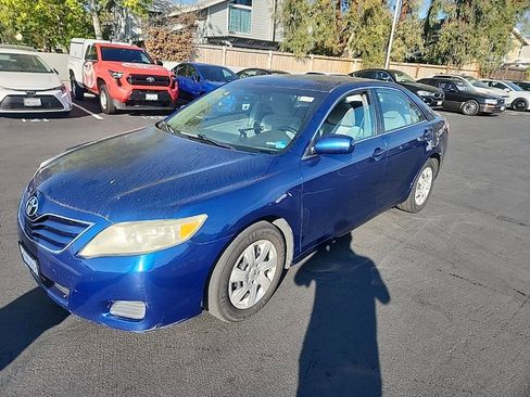 Used 2011 Toyota Camry LE image 1
