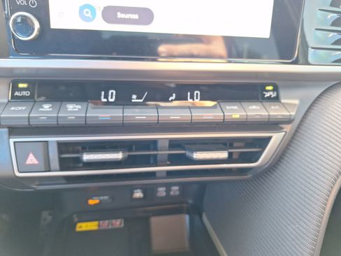 Used 2025 Toyota Camry SE w/ Convenience Package image 26