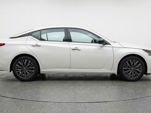 Used 2025 Nissan Altima 2.5 SV image 11