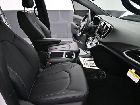 New 2025 Chrysler Voyager LX image 10