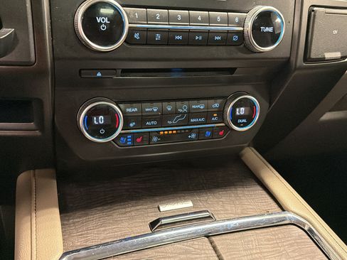 Used 2018 Ford Expedition Max Limited RWD image 17