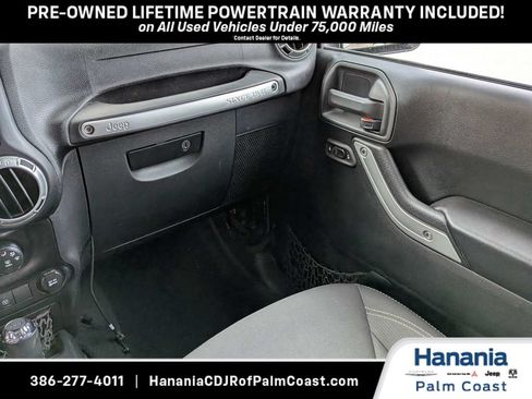 Used 2017 Jeep Wrangler Unlimited Sahara w/ Connectivity Group AWD/4WD image 17