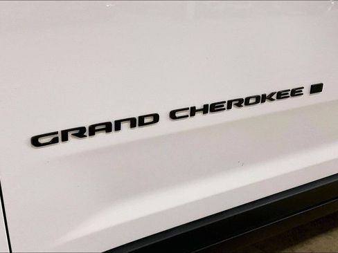 Used 2023 Jeep Grand Cherokee Laredo AWD/4WD image 8