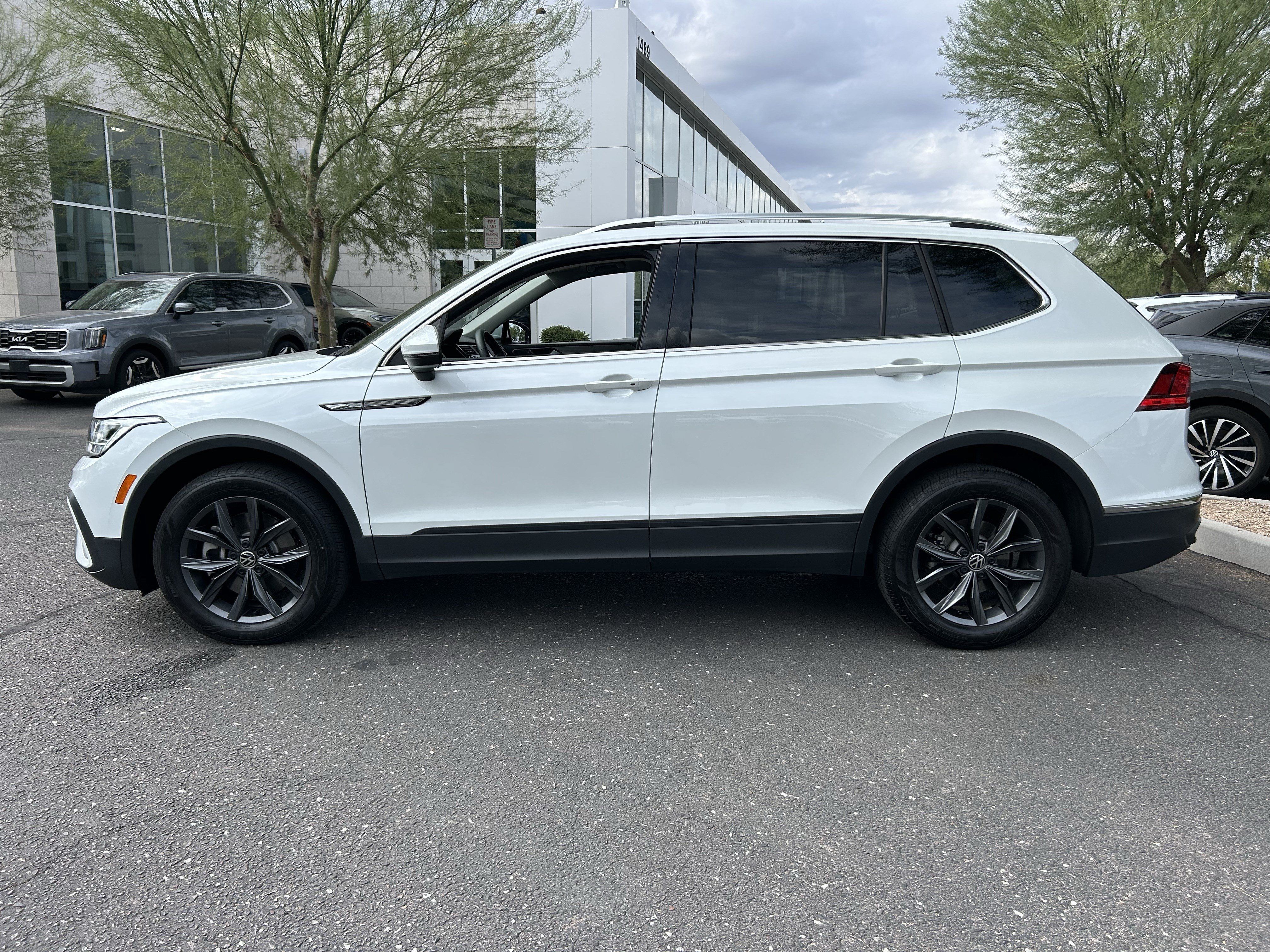 Used 2023 Volkswagen Tiguan SE FWD image 2