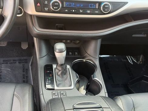 Used 2018 Toyota Highlander XLE AWD/4WD image 18