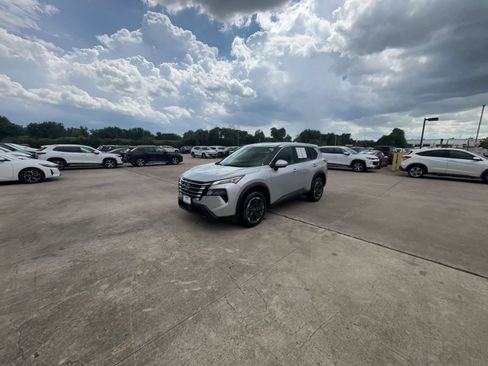 Used 2025 Nissan Rogue SV FWD image 6