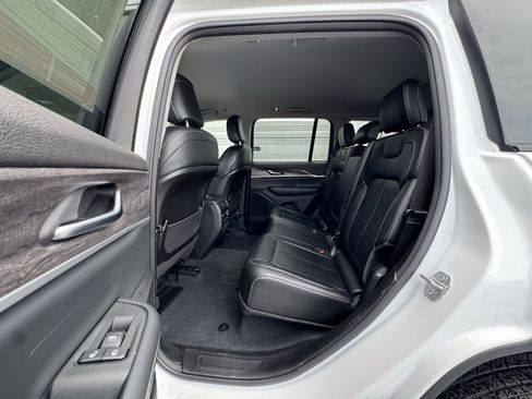 Used 2023 Jeep Grand Cherokee Limited image 13