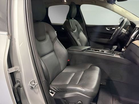 Used 2021 Volvo XC60 T5 Momentum w/ Premium Package image 14
