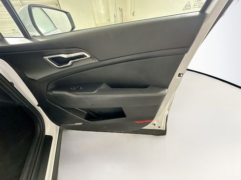 Used 2025 Kia Sportage LX image 30