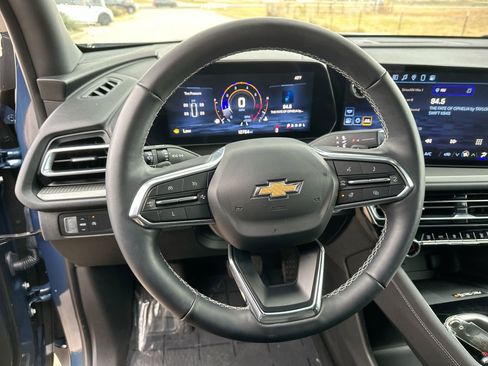 Used 2025 Chevrolet Traverse LT image 14