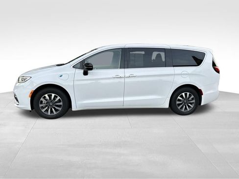 Used 2024 Chrysler Pacifica Limited FWD image 2