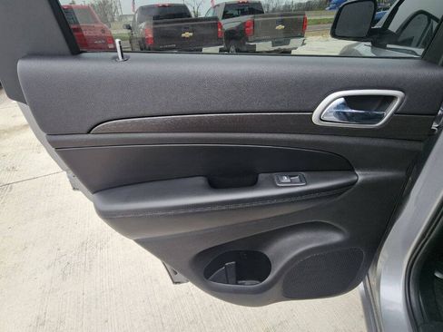 Used 2018 Jeep Grand Cherokee Altitude AWD/4WD image 19