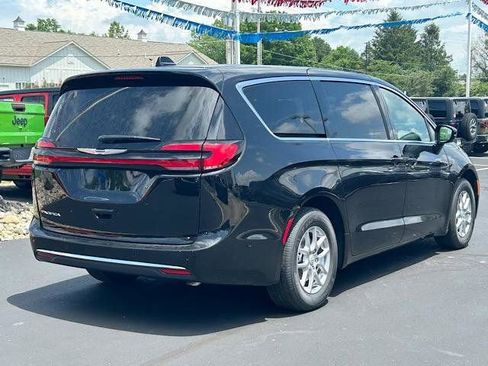 New 2025 Chrysler Pacifica Select image 5