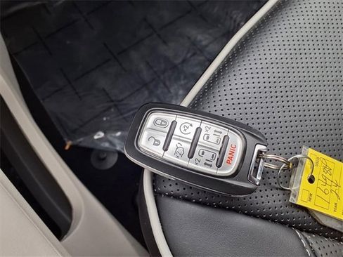 Used 2024 Chrysler Pacifica Limited image 16