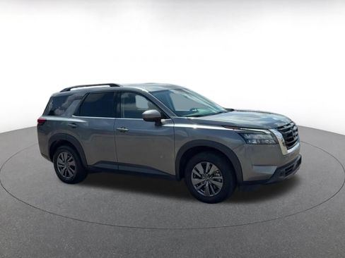 Used 2025 Nissan Pathfinder SV FWD image 2