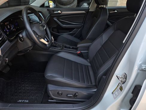 Used 2023 Volkswagen Jetta SE w/ Panoramic Sunroof Package FWD image 17