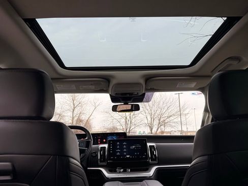 Used 2025 Ford Expedition Platinum image 34