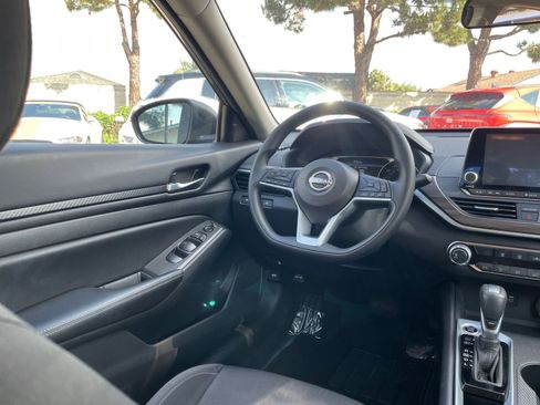 Used 2025 Nissan Altima 2.5 SV image 30