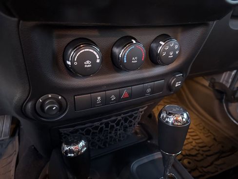 Used 2015 Jeep Wrangler Unlimited Sahara w/ Connectivity Group image 20