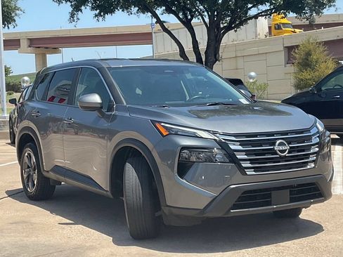 Used 2025 Nissan Rogue SV FWD image 3
