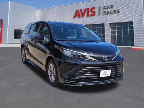 Used 2025 Toyota Sienna LE FWD image 9