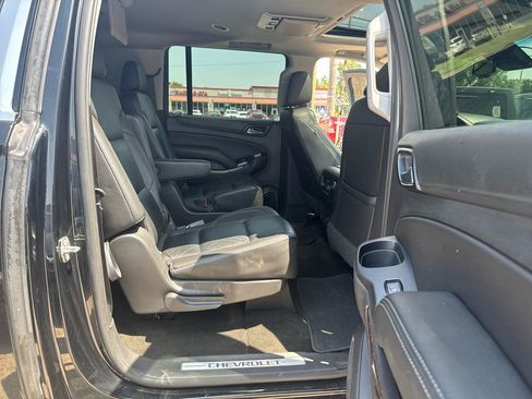 Used 2018 Chevrolet Suburban LT RWD image 32