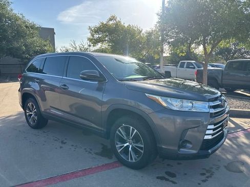 Used 2017 Toyota Highlander LE FWD image 3