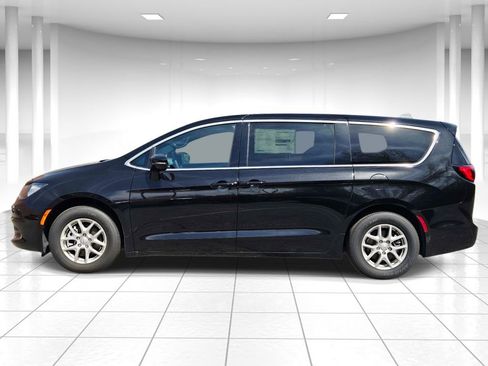 Used 2026 Chrysler Voyager LX image 6