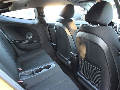 Used 2017 Hyundai Veloster FWD image 13