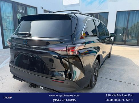 Used 2024 Toyota Sienna XLE Woodland Edition AWD/4WD image 11