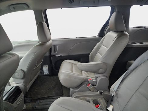 Used 2017 Toyota Sienna XLE image 5