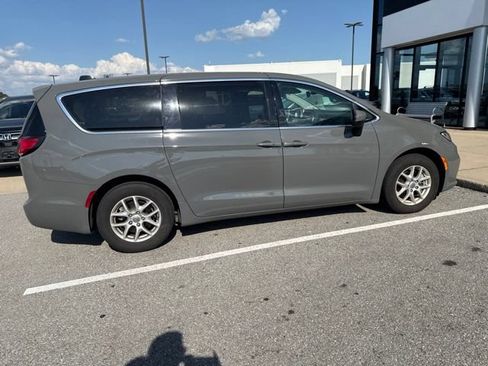 Used 2023 Chrysler Pacifica Touring-L FWD image 9