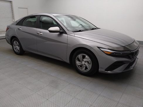 Used 2025 Hyundai Elantra SE FWD image 11