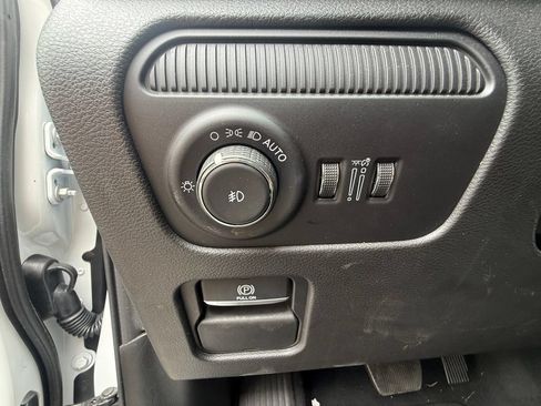 Used 2025 Jeep Wagoneer L Series II AWD/4WD image 19