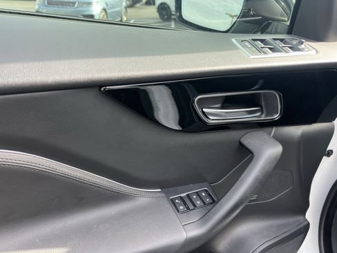 Used 2019 Jaguar F-PACE Premium image 15