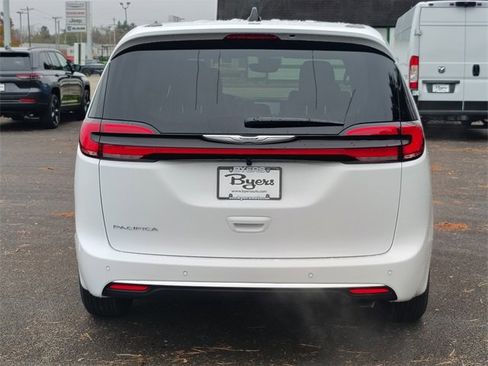 New 2026 Chrysler Pacifica Select image 36