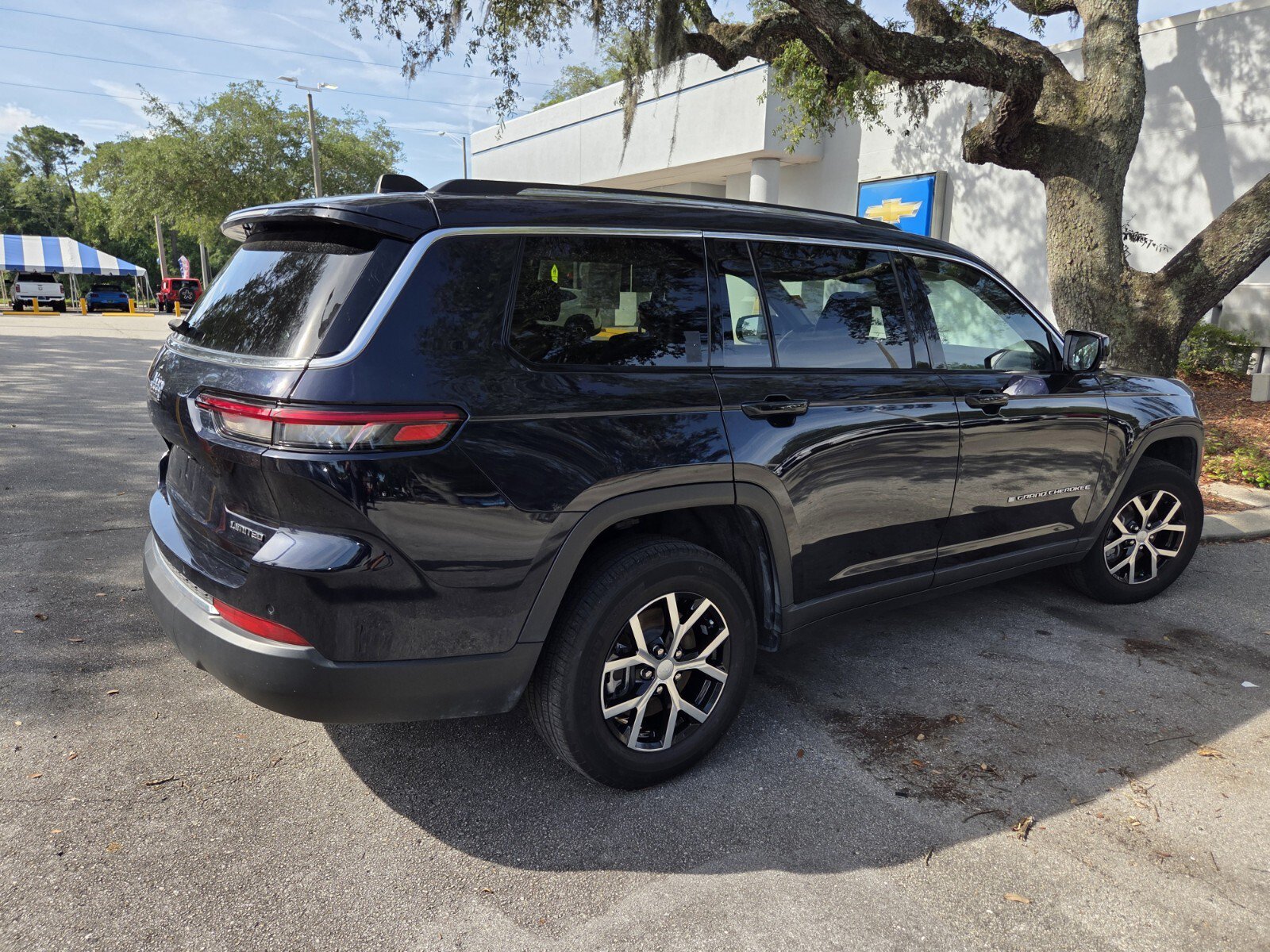 Used 2023 Jeep Grand Cherokee L Limited RWD image 3
