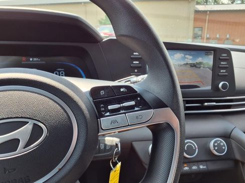 Used 2025 Hyundai Elantra SE image 34