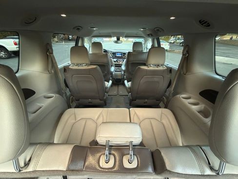 Used 2018 Chrysler Pacifica Touring-L image 24