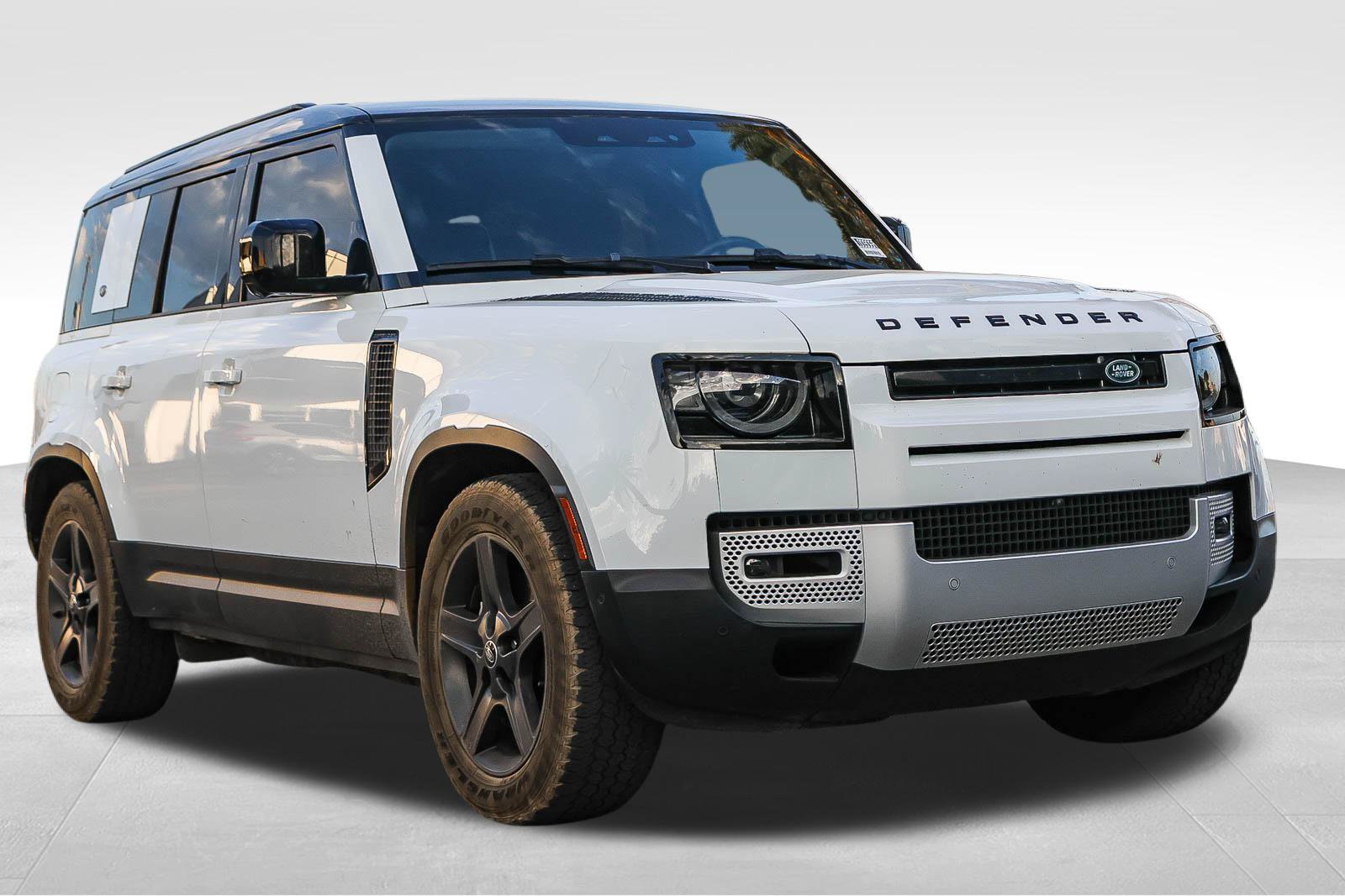 Certified 2025 Land Rover Defender 110 X-Dynamic SE AWD/4WD image 3
