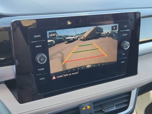 Used 2025 Volkswagen Taos SE image 9