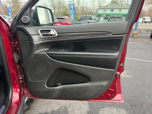 Used 2022 Jeep Grand Cherokee Limited image 16