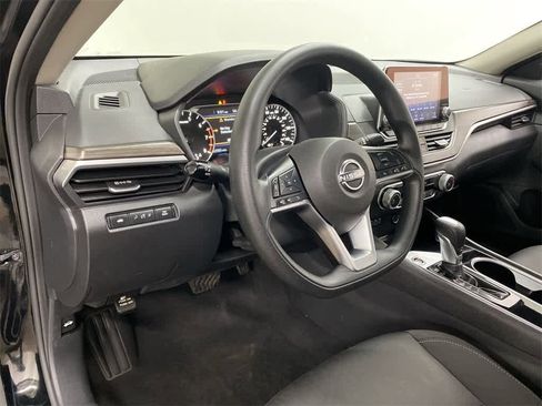 Used 2024 Nissan Altima 2.5 SV image 2