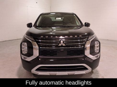 New 2025 Mitsubishi Outlander SE image 9